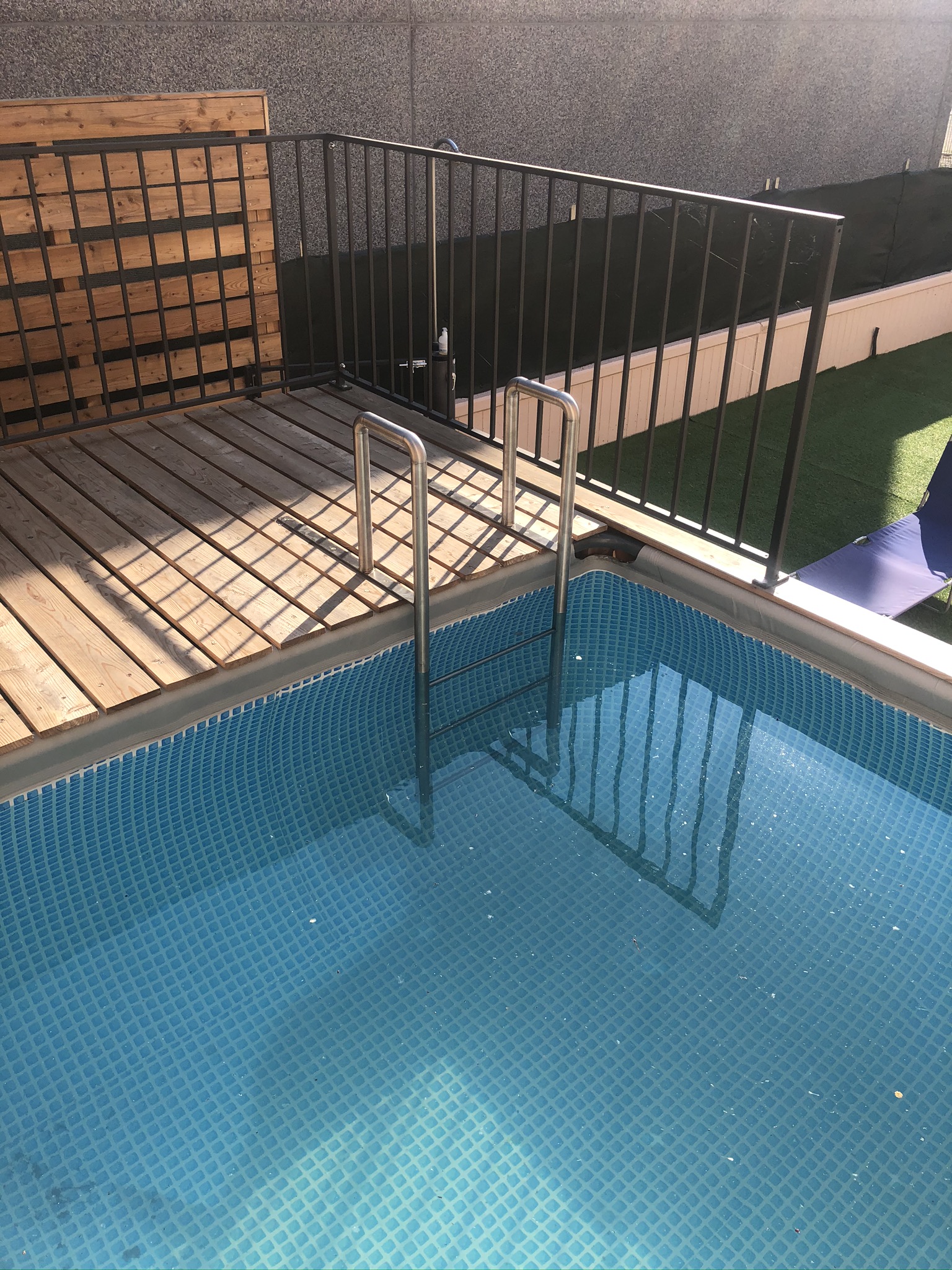 Scaletta piscina in acciaio vista frontalmente