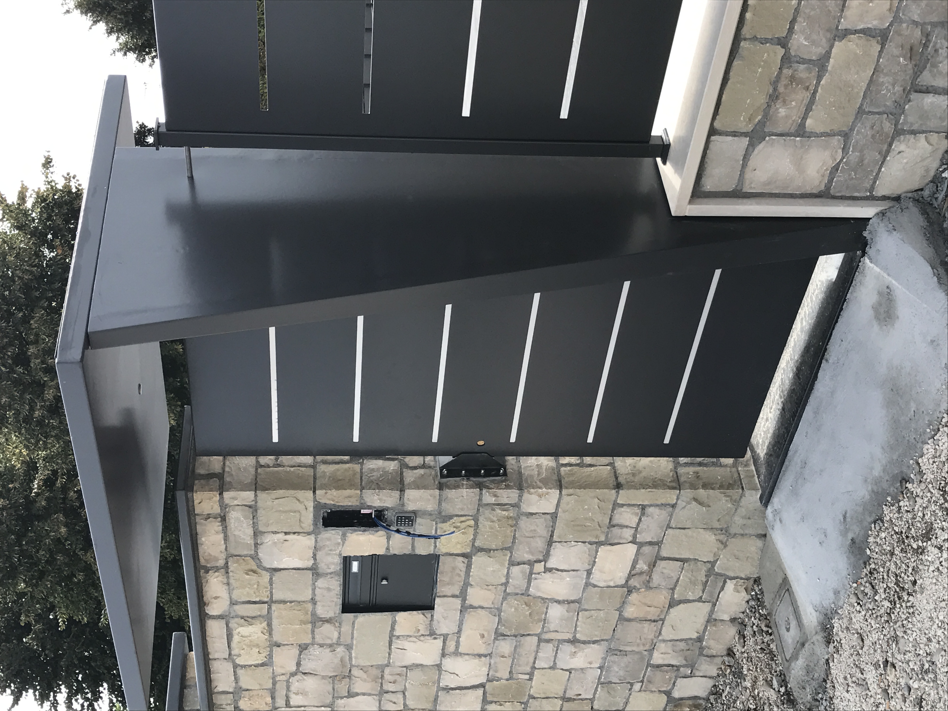 Cancello pedonale grigio scuro con tettoia design vista laterale